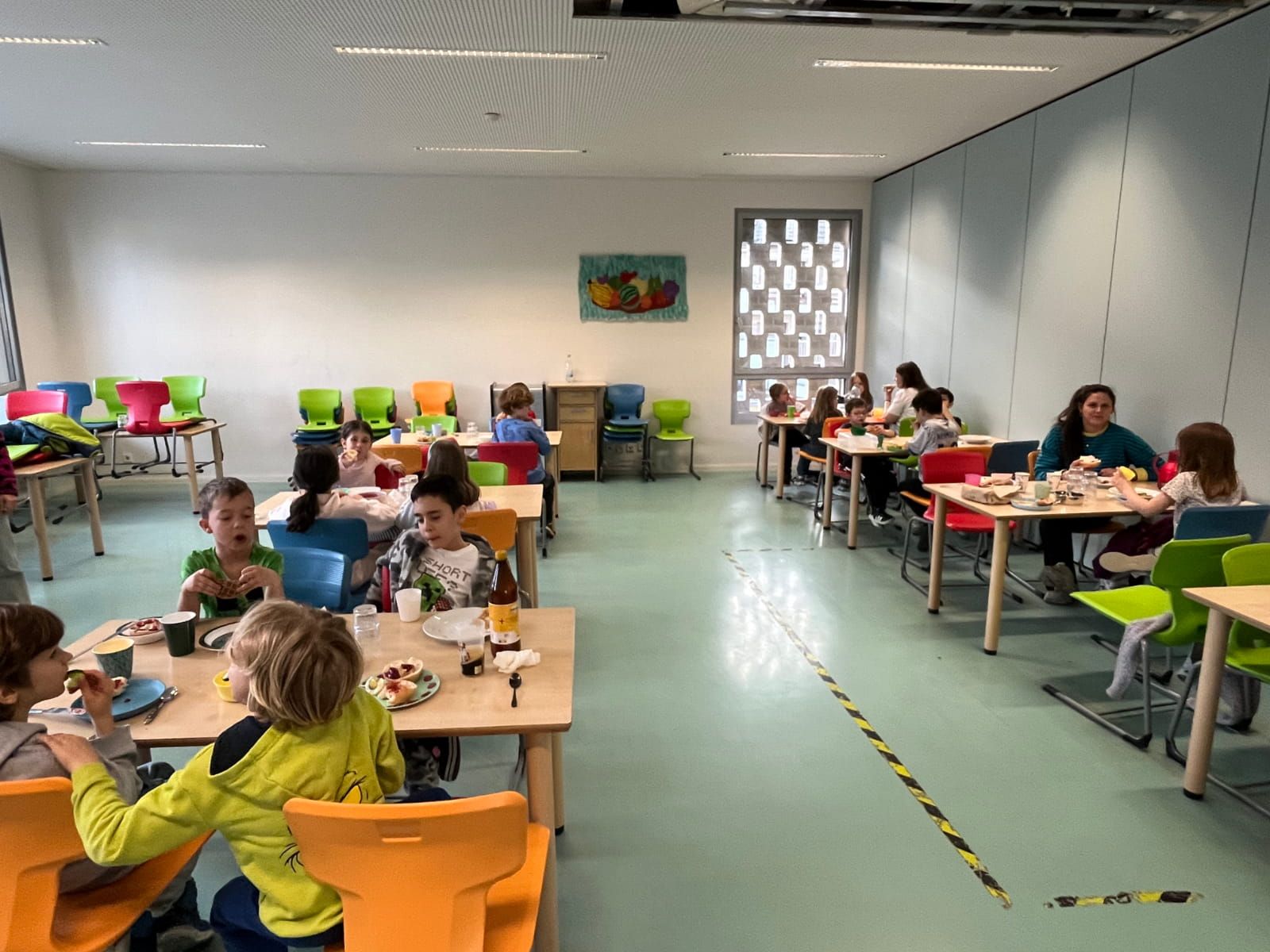 Gemeinsames Frühstückessen in der Mensa