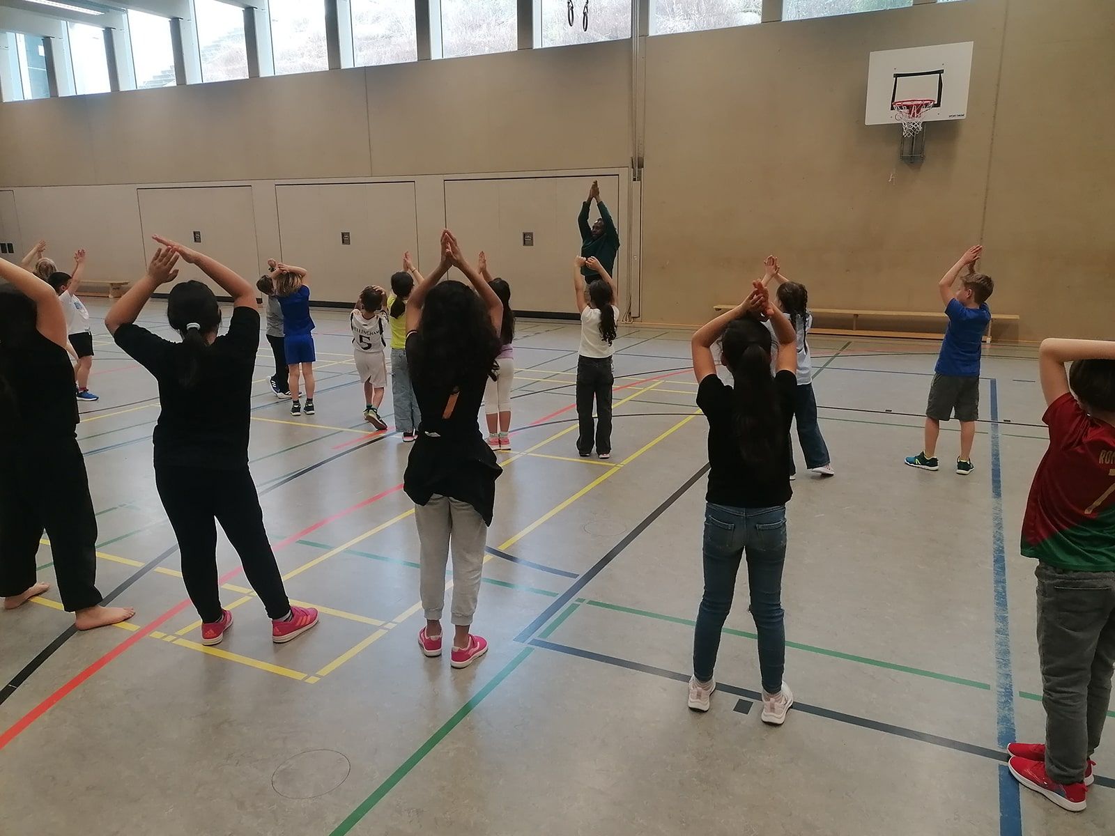 Kinder und Breakdancer tanzen in der Turnhalle