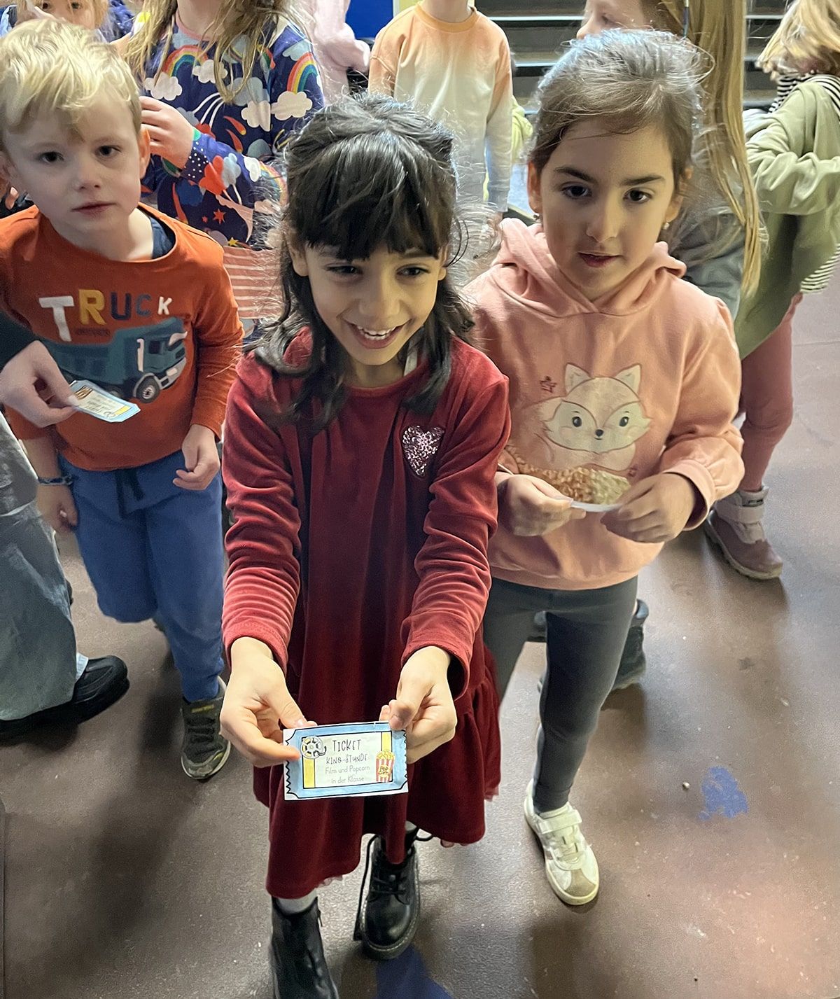 Kinder geben ein Kino-Ticket ab