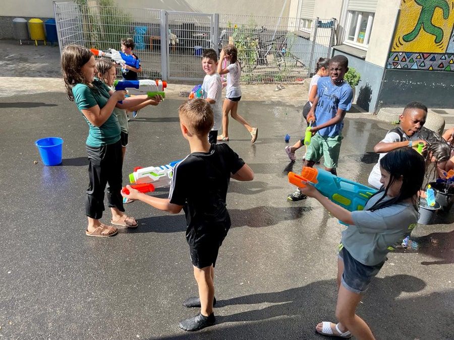 Wasserspiele der Luchse und Salamander auf dem Schulhof - 4