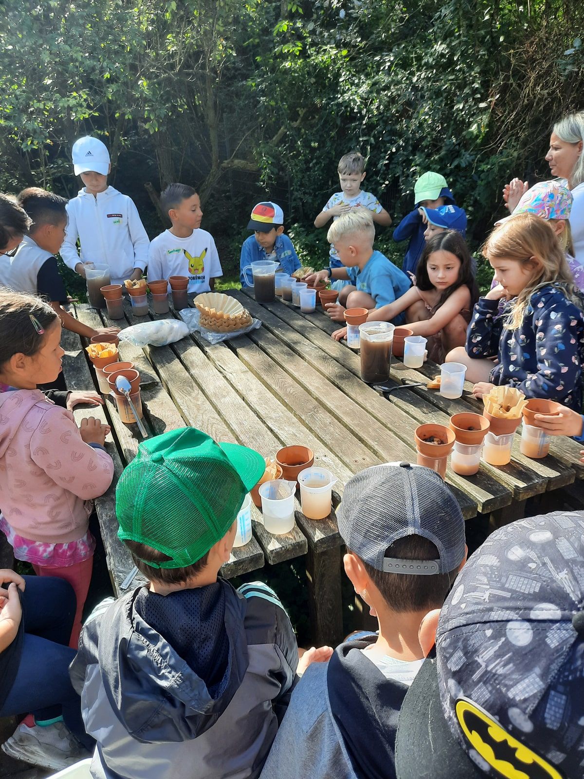 Schüler:innen experimentieren mit Kaffeefiltern