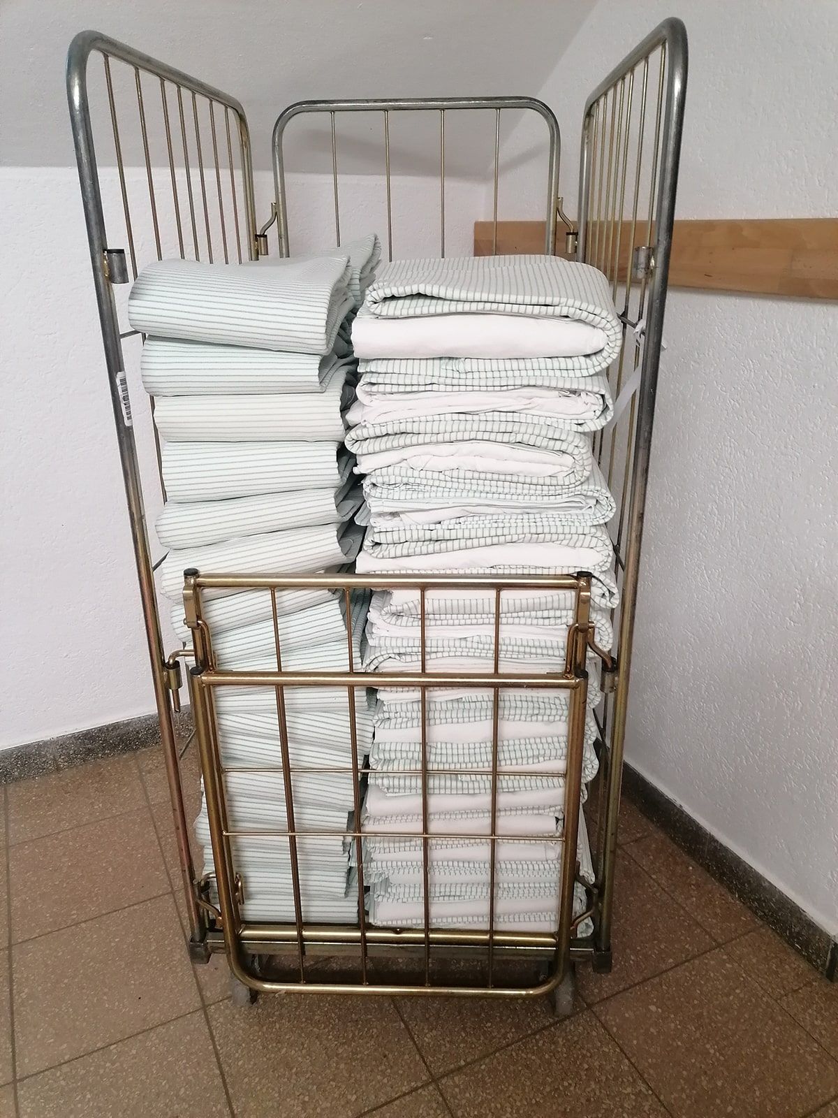 Wagen mit Bettwäsche