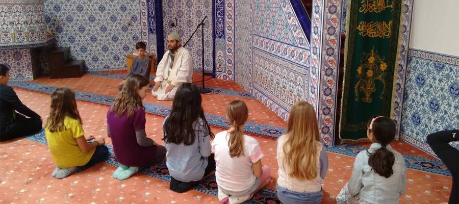 Krokos besuchen Moschee