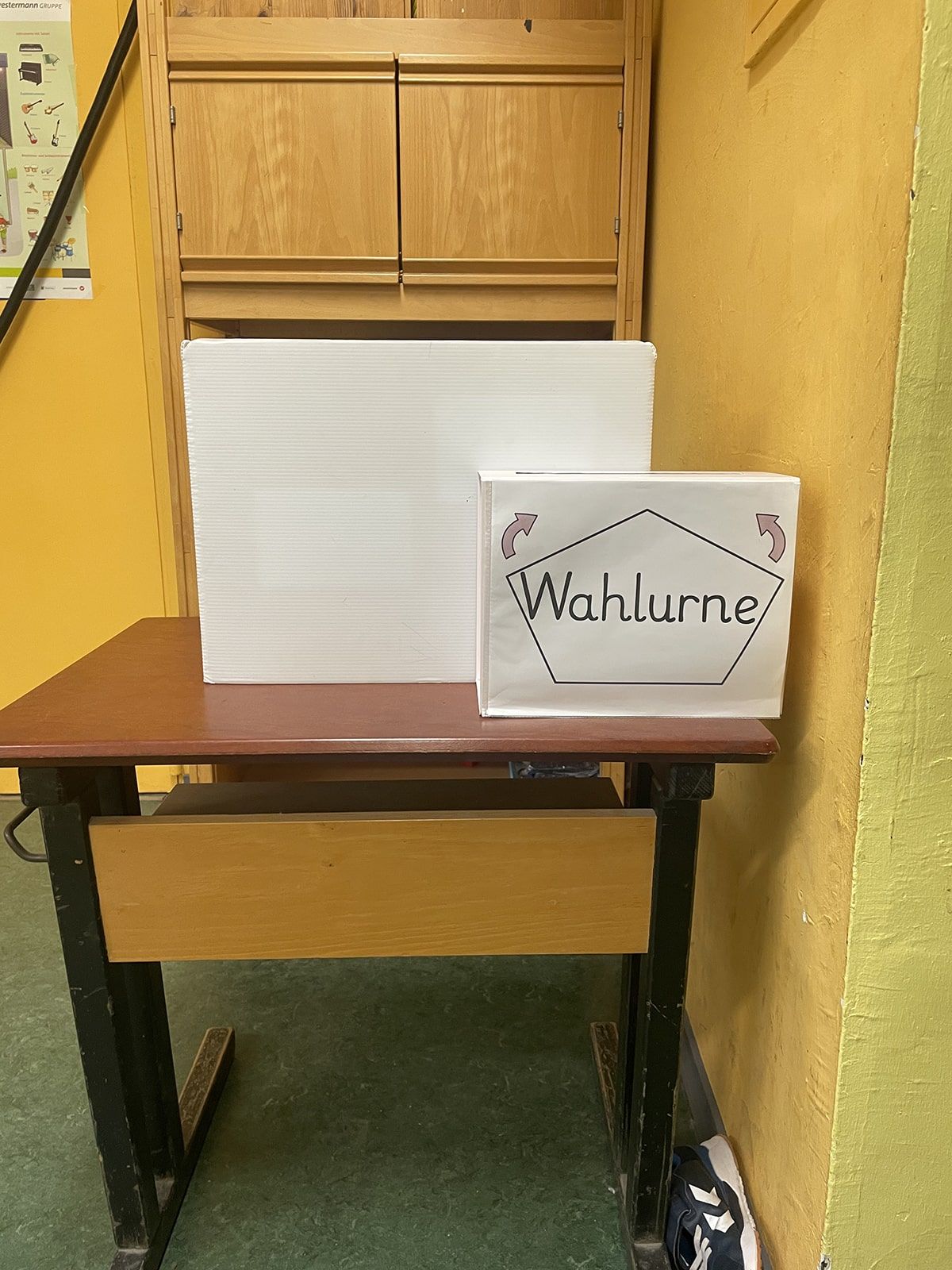 Wahlurne und Wahlkabine