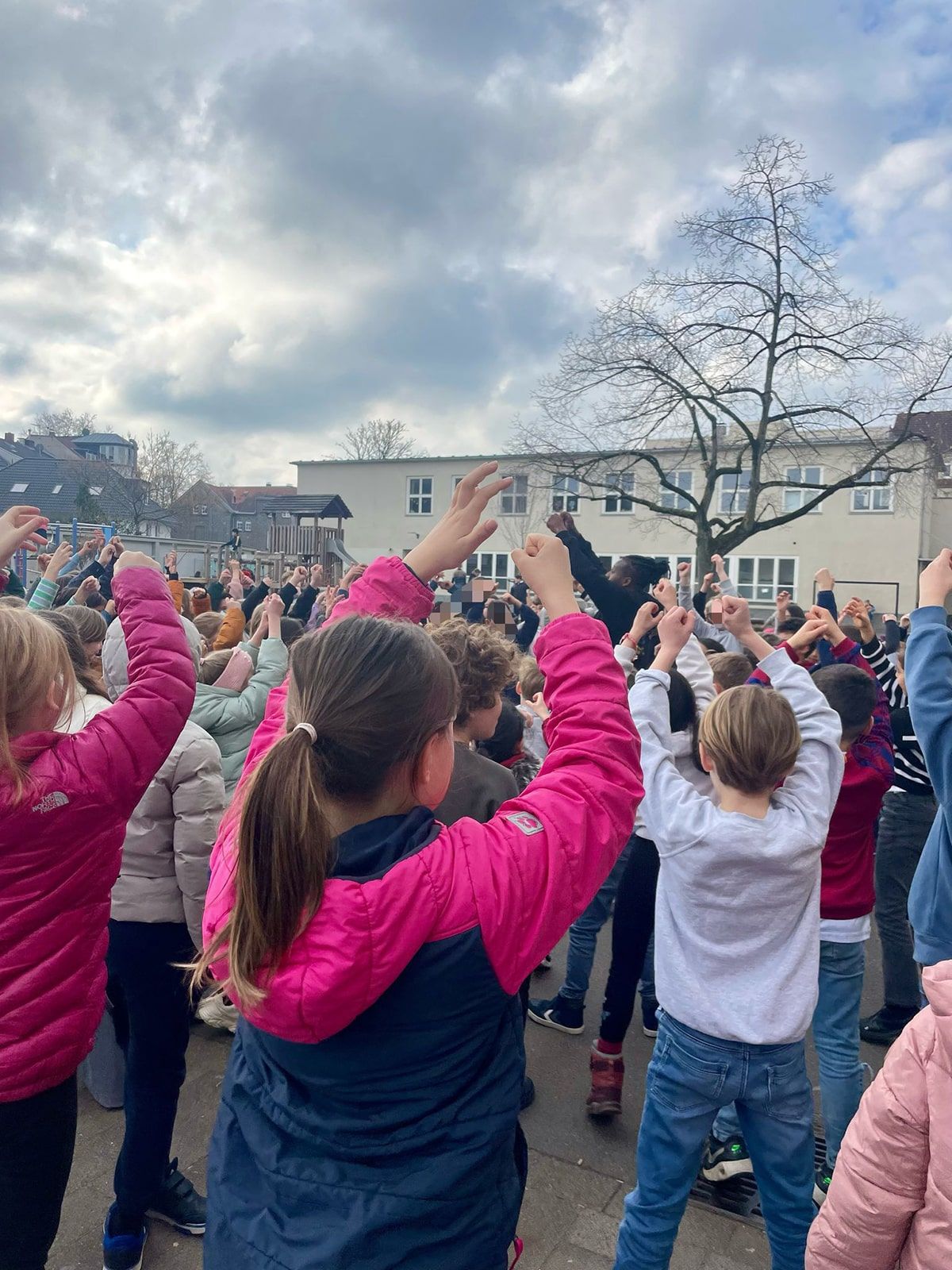 Kinder und Tänzer tanzen auf dem Schulhof