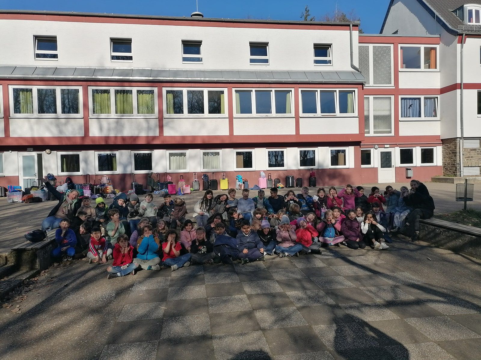 Gruppenphoto zweier Schulklassen vor einem Gebäude