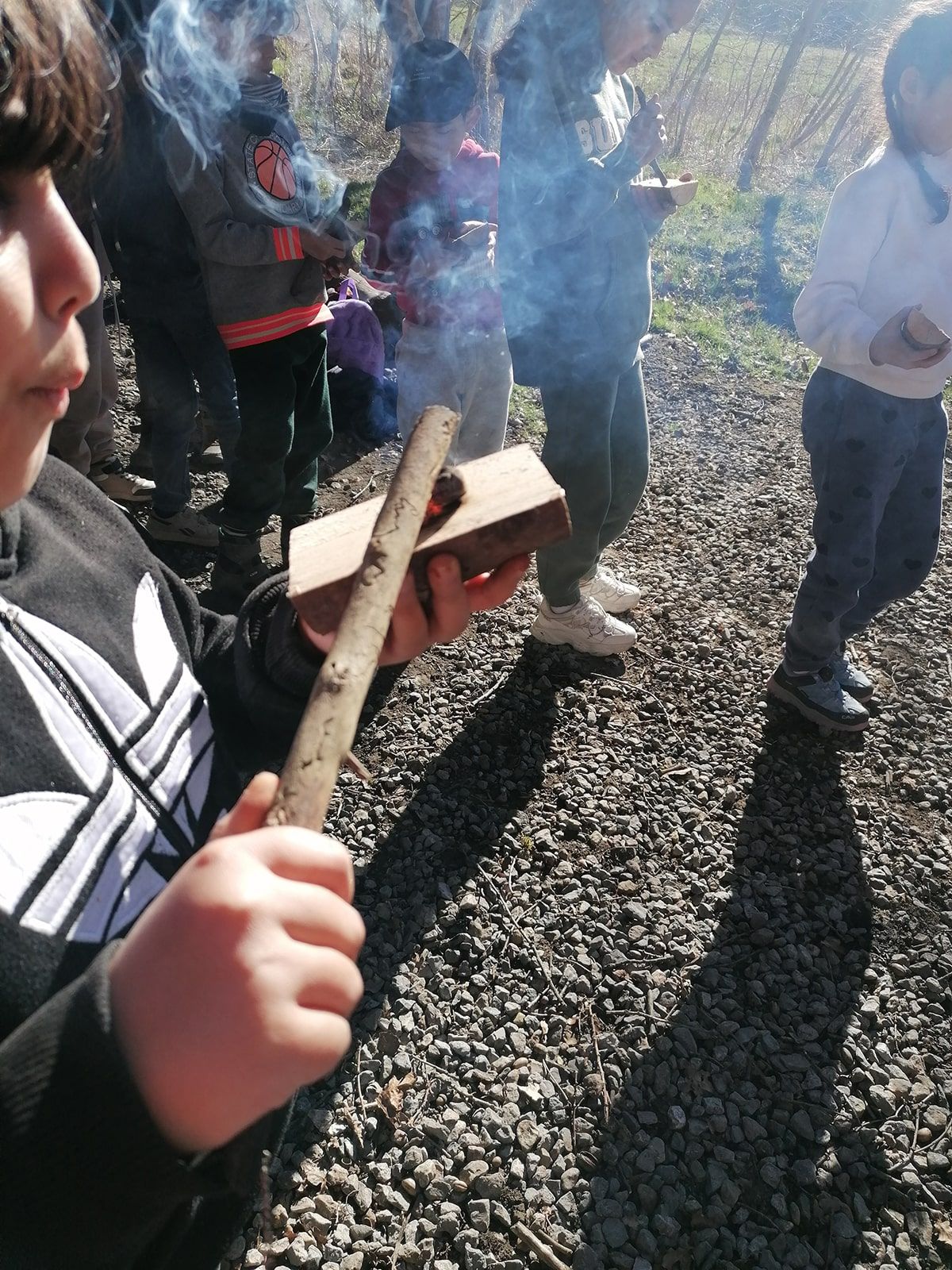 Kinder mit Holzteilen in der Hand