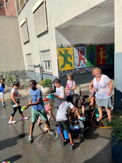 Wasserspiele der Luchse und Salamander auf dem Schulhof - 5