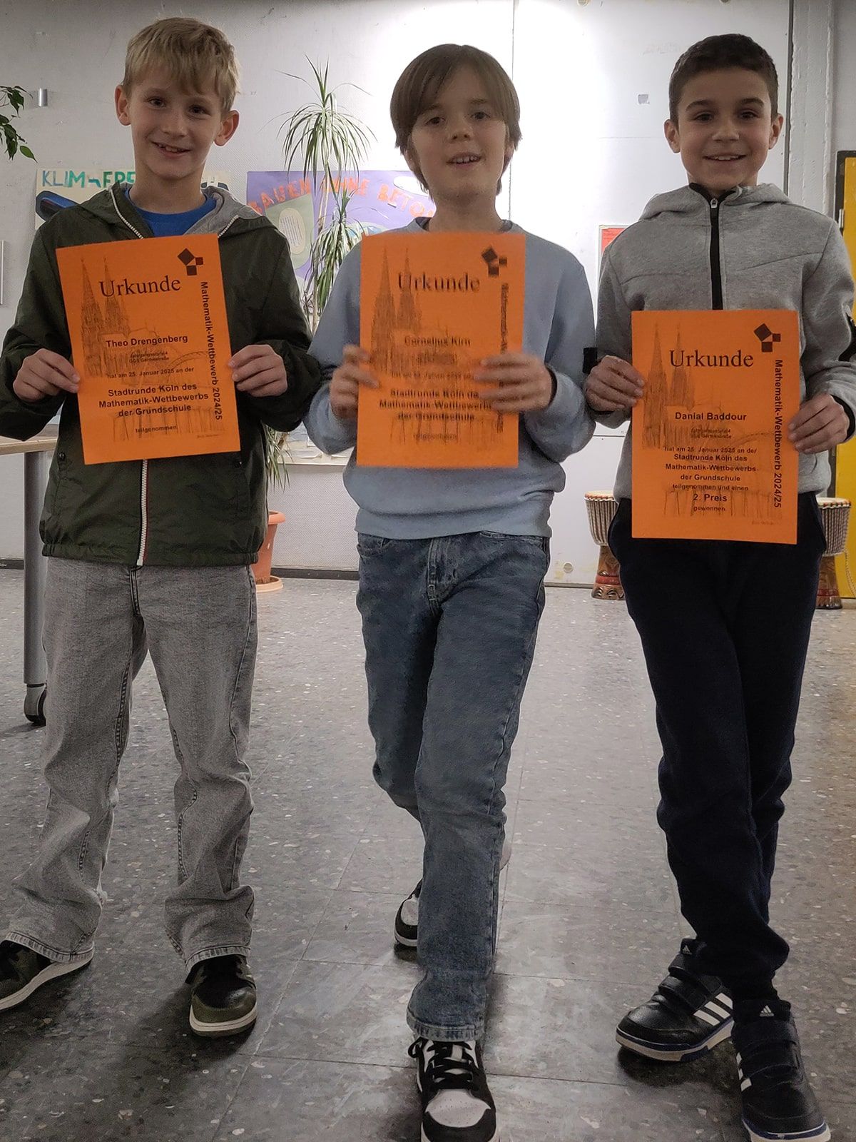 drei Kinder der GGS mit Urkunden