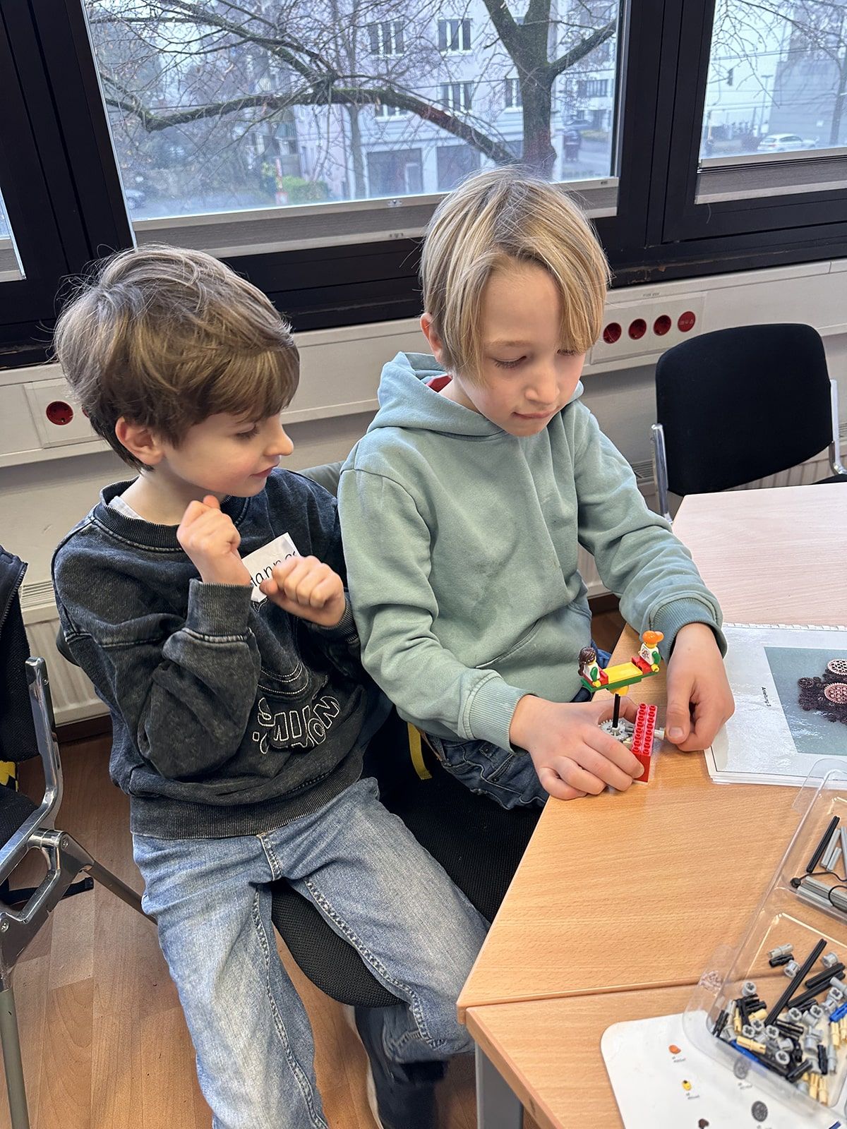 Zwei Kinder arbeiten mit Klemmbausteinen