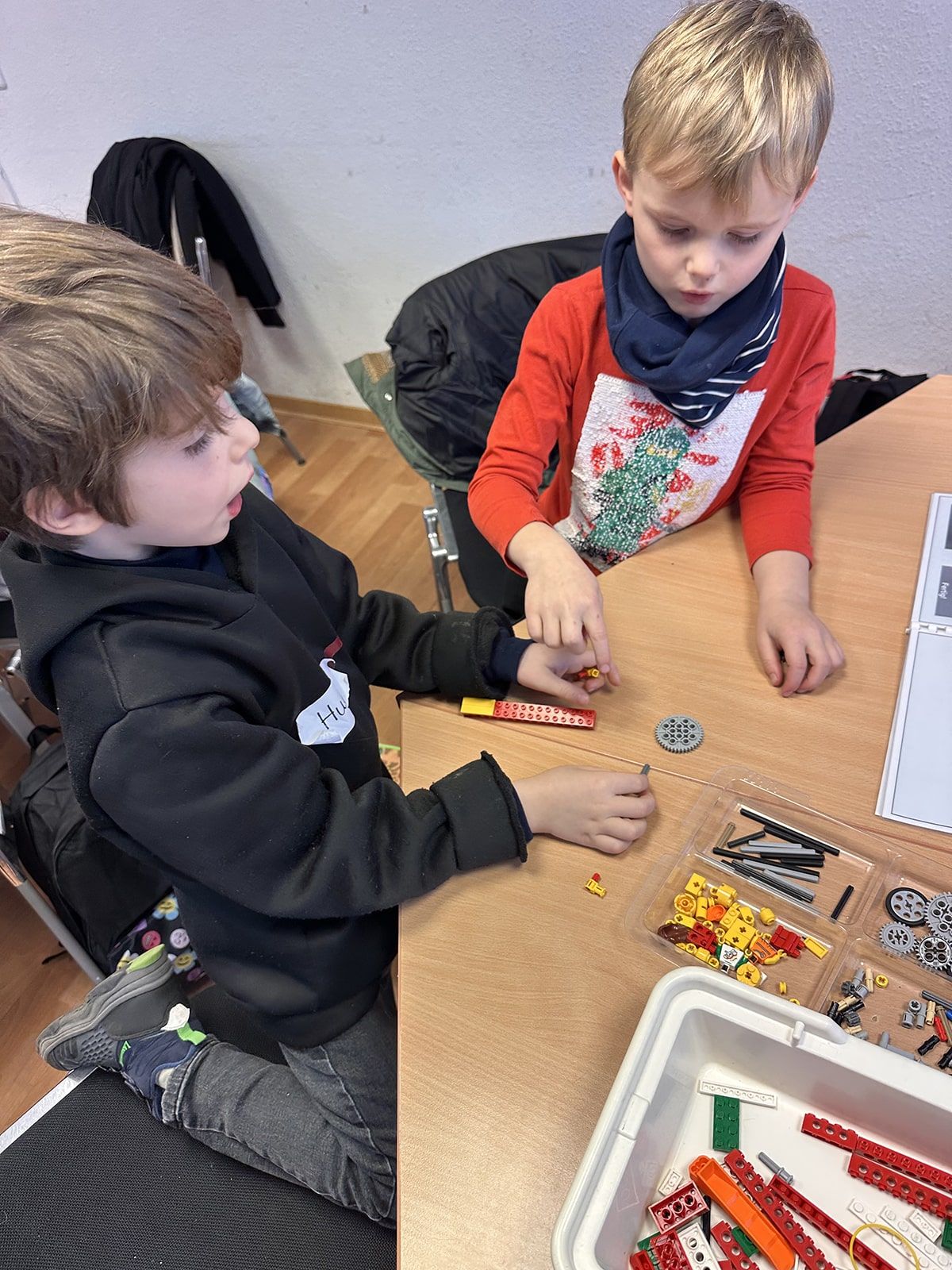 Zwei Kinder arbeiten mit Klemmbausteinen