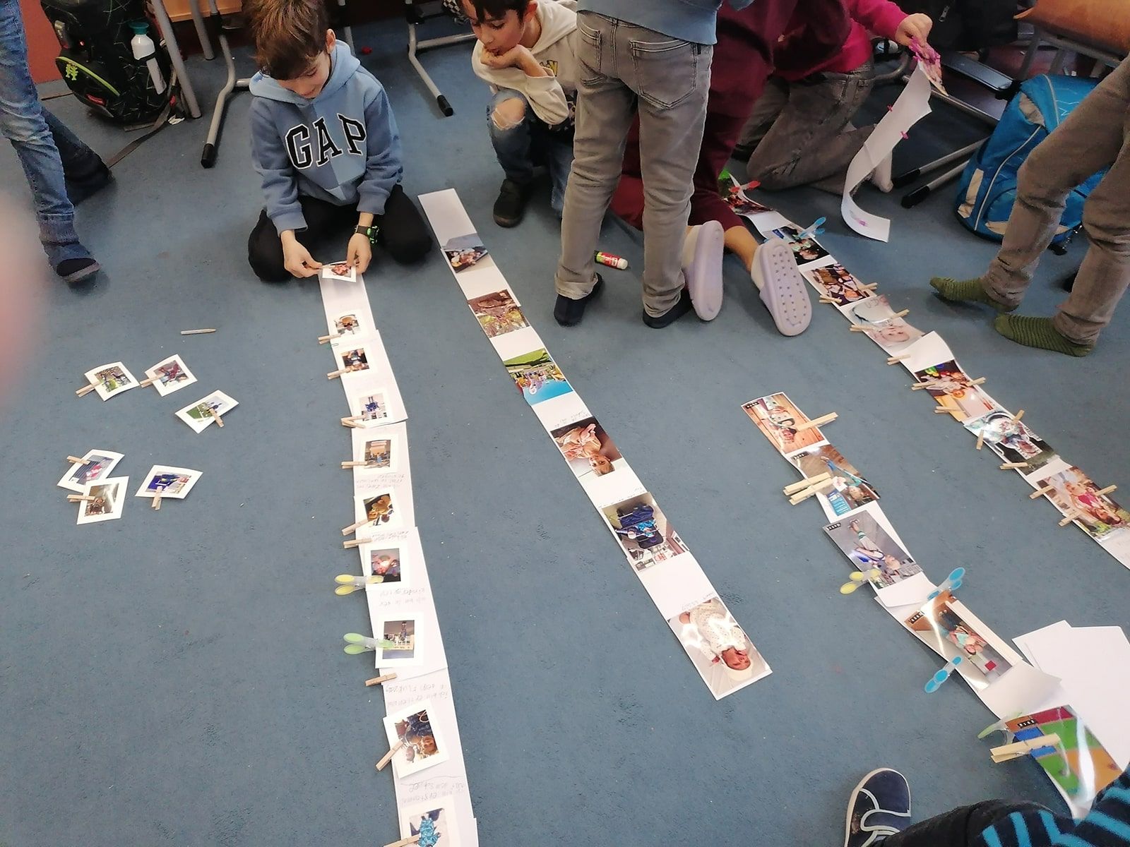 Mehrere Zeitleisten auf dem Boden im Klassenzimmer