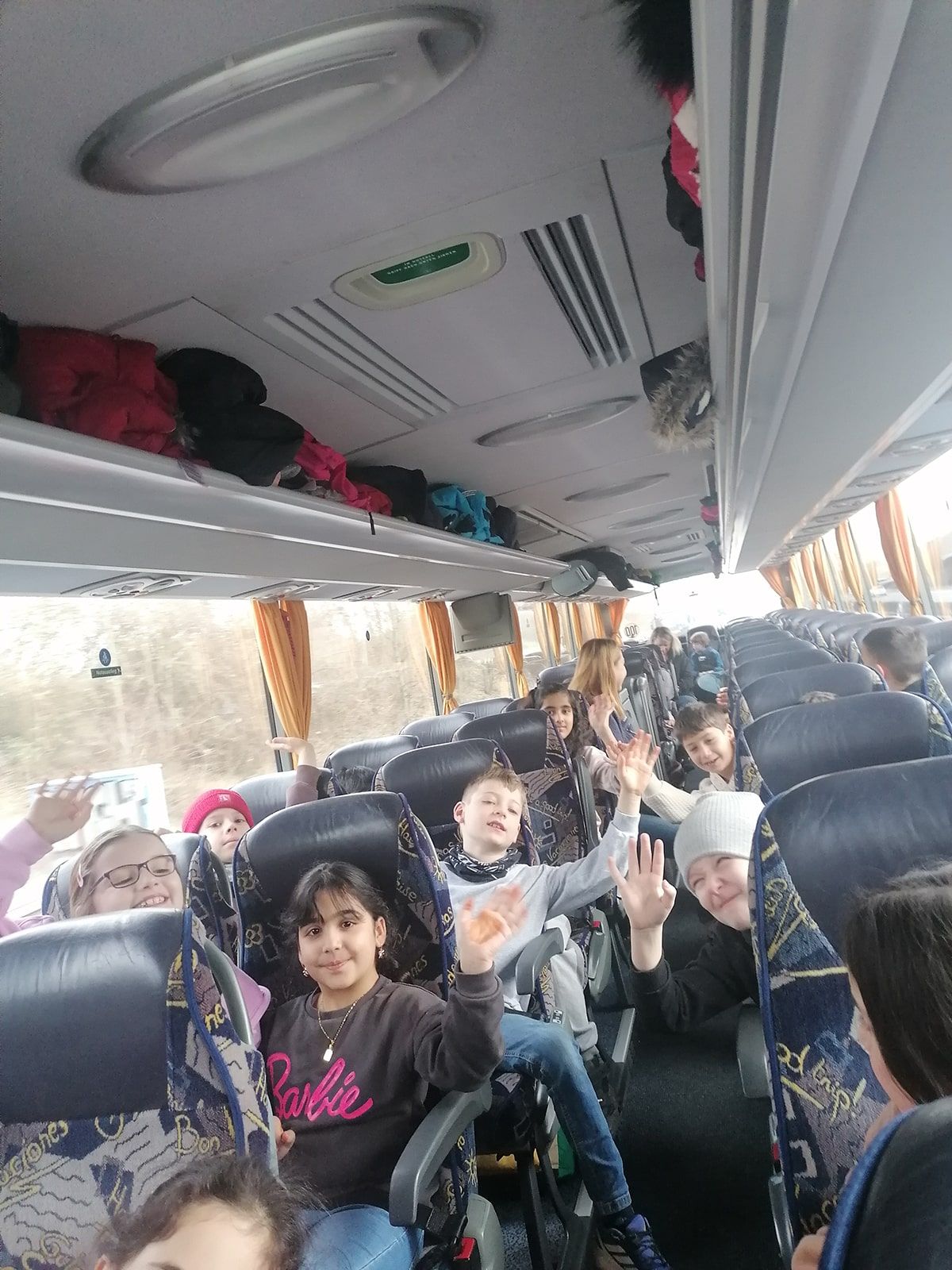 Kinder in einem Reisebus