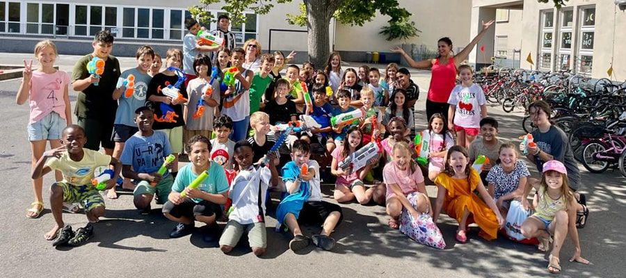 Wasserspiele der Luchse und Salamander auf dem Schulhof