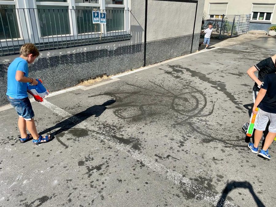 Wasserspiele der Luchse und Salamander auf dem Schulhof - 6