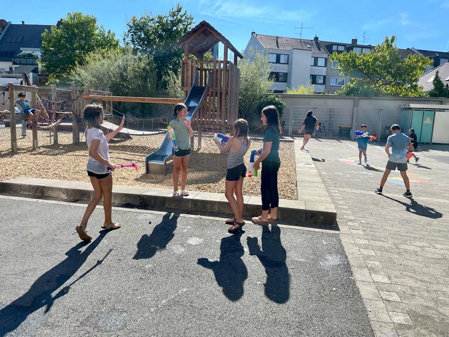 Wasserspiele der Luchse und Salamander auf dem Schulhof - 9