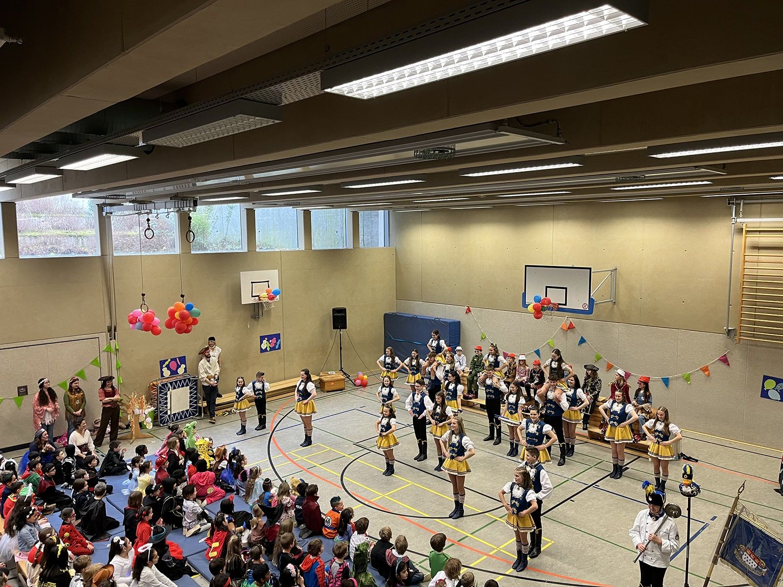 Tanzgruppe bei der Karnevalsfeier in der Turnhalle