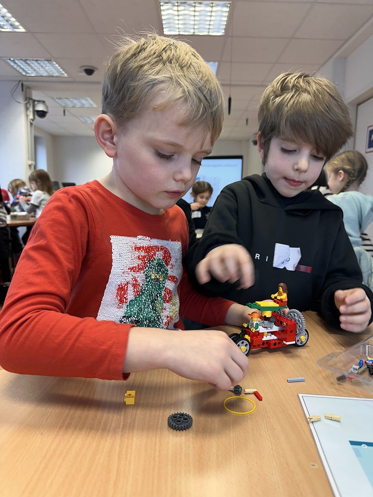 Zwei Kinder arbeiten mit Klemmbausteinen