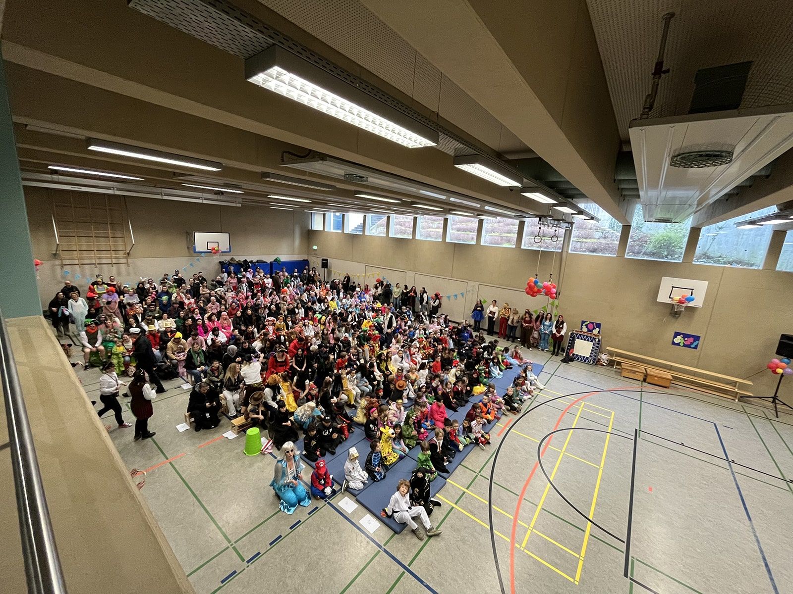Karnevalsfeier in der Turnhalle mit Kindern und Eltern