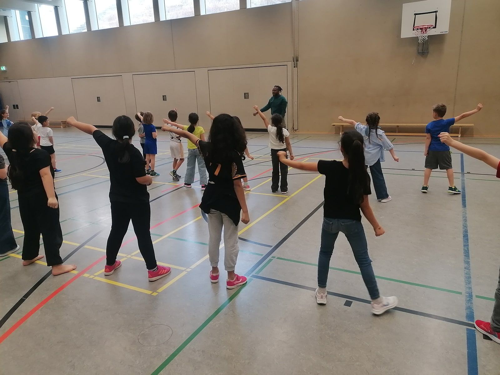 Kinder und Breakdancer tanzen in der Turnhalle