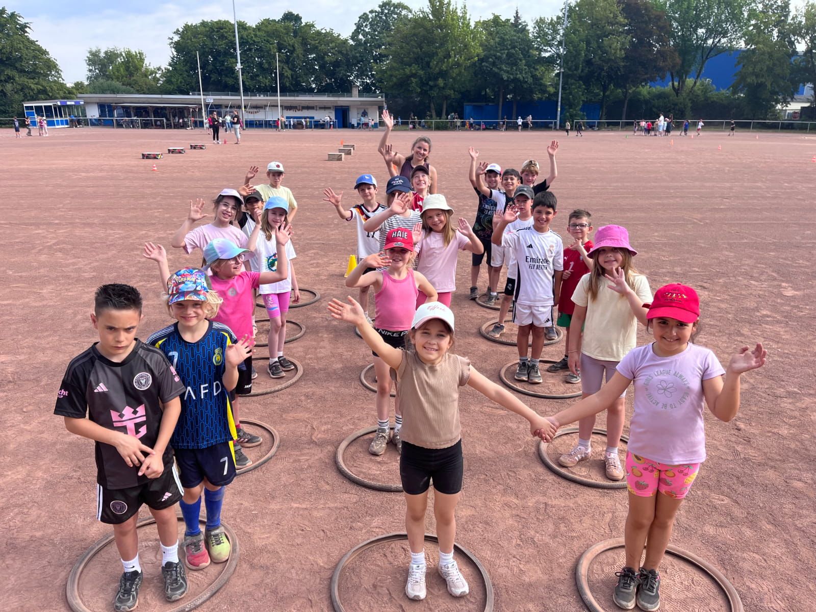 Schüler:innen stehen auf dem Sportplatz