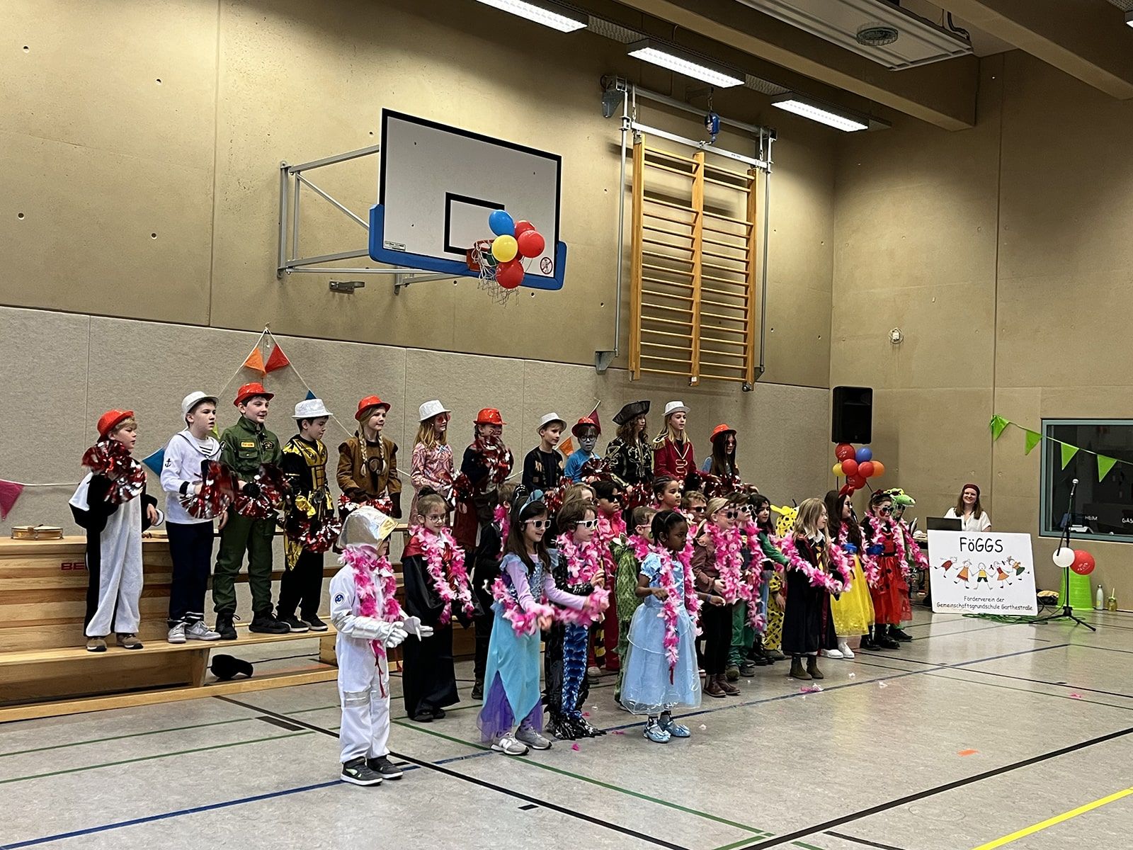 Kinder führen etwas auf bei der Karnevalsfeier