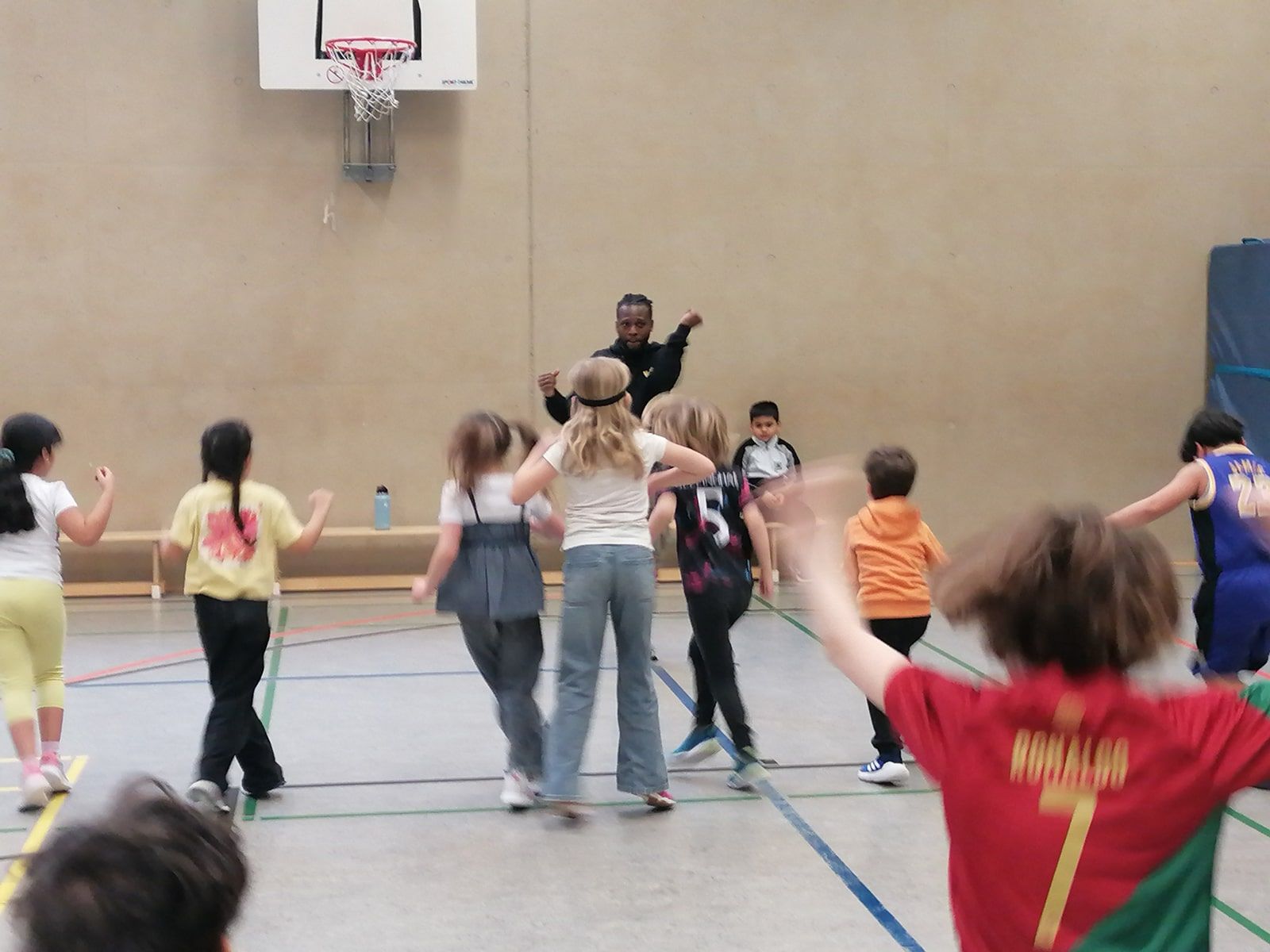 Kinder und Breakdancer tanzen in der Turnhalle