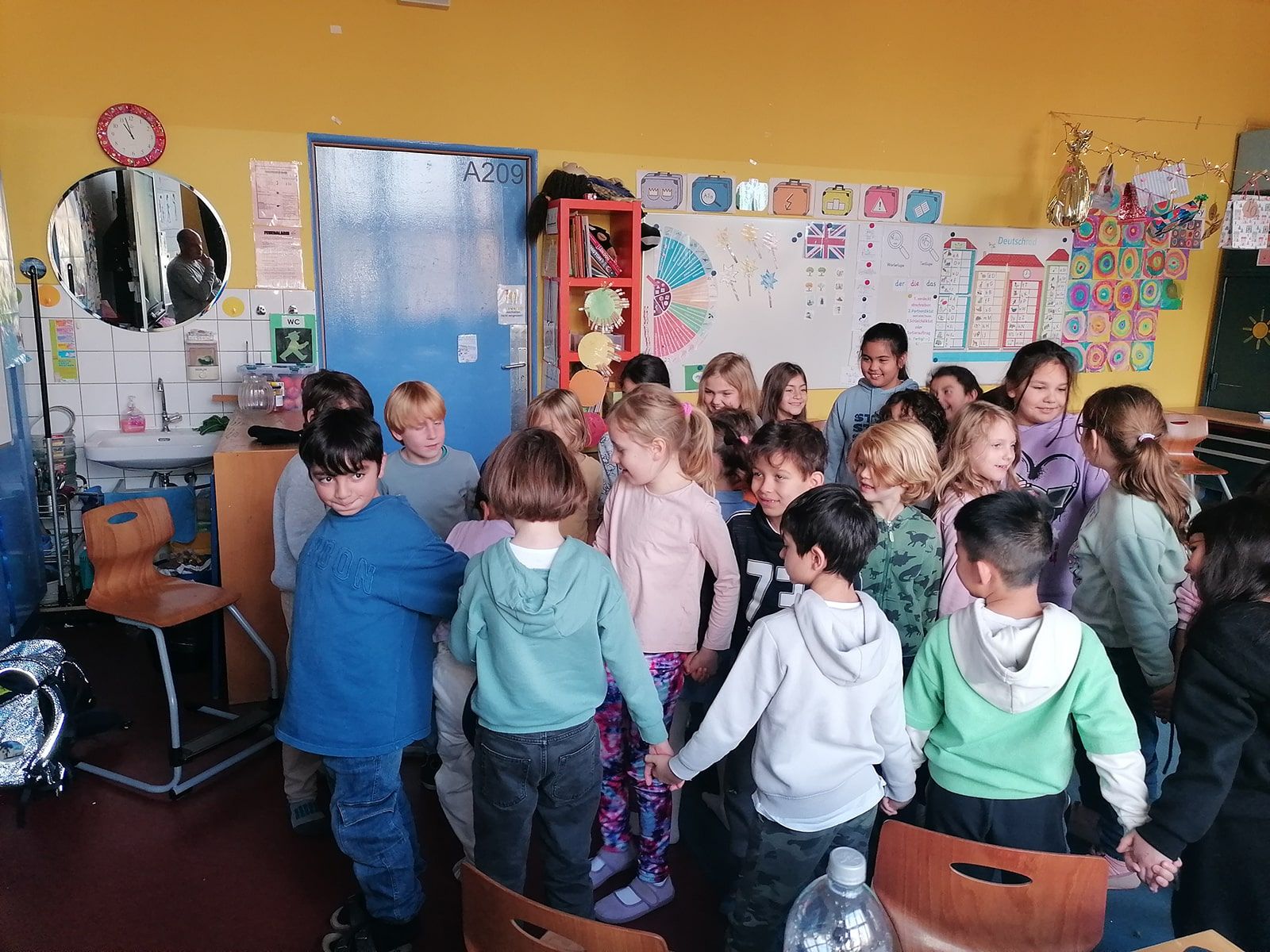 Schulkinder halten sich an den Händen