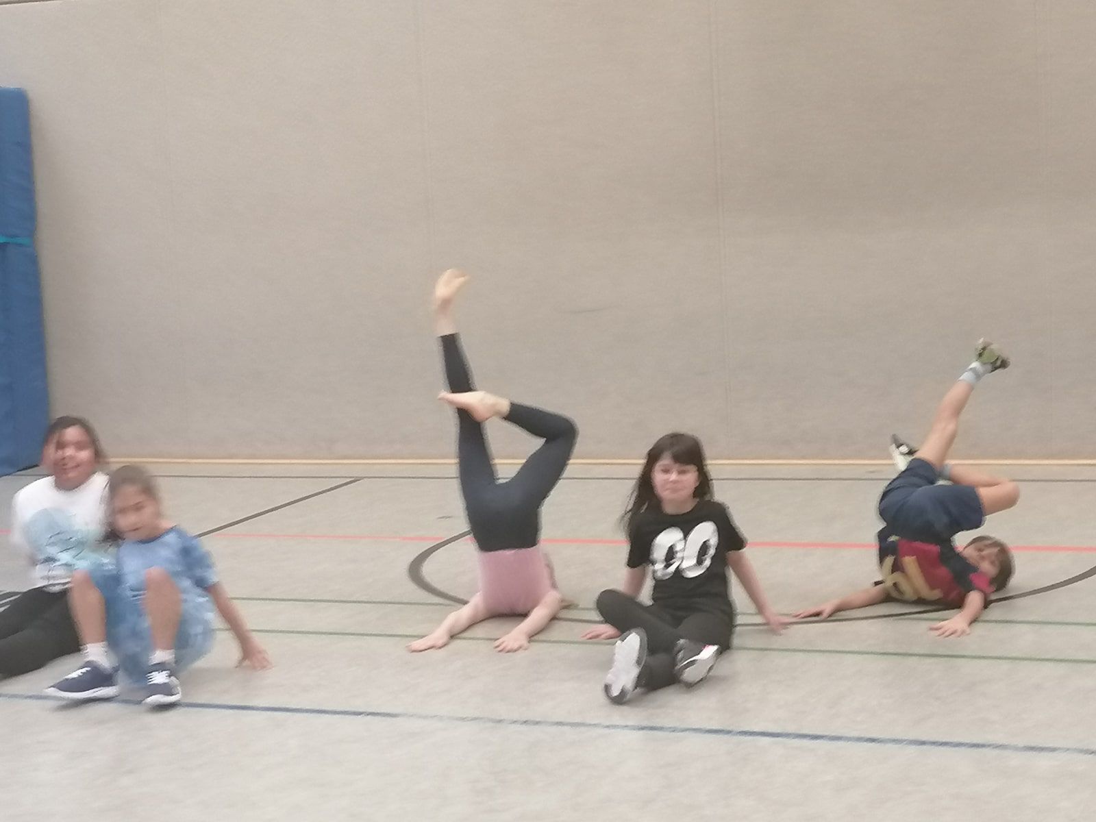 Kinder tanzen in der Turnhalle
