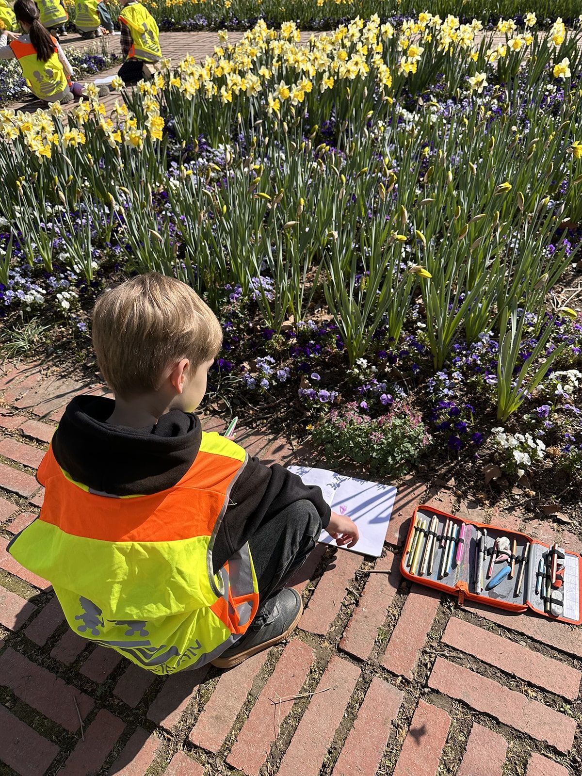 Ein Kind zeichnet Blumen ab
