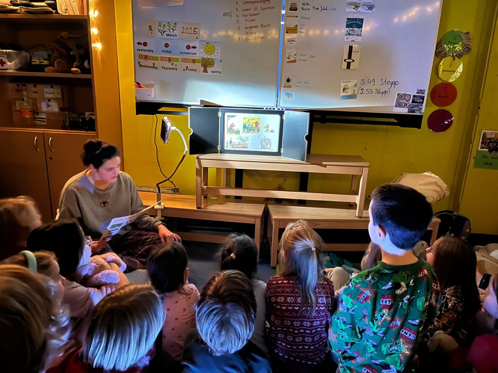 Kinder hören einer Geschichte zu, die ihnen vorgelesen wird