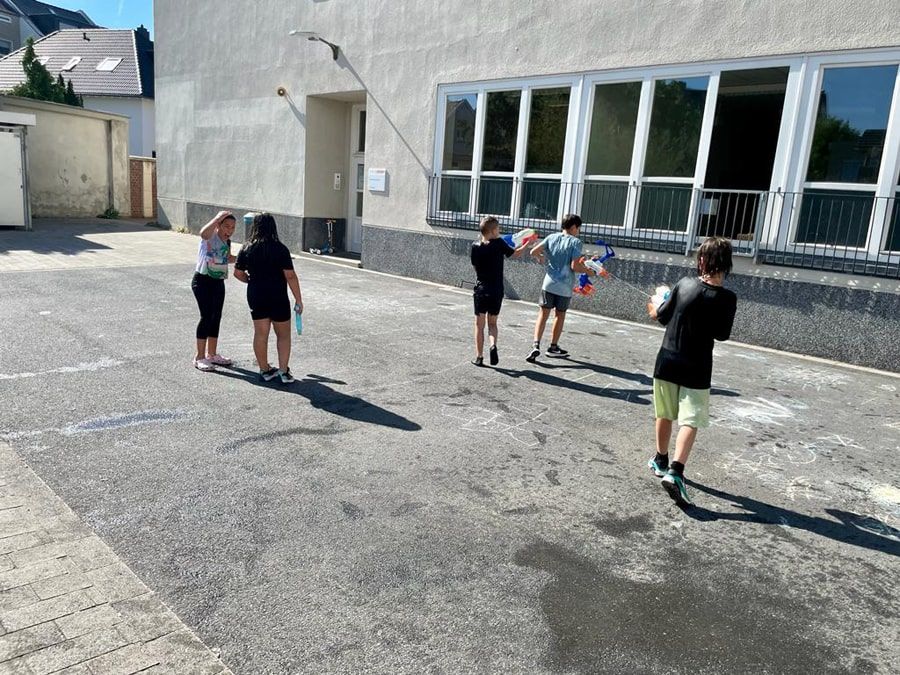 Wasserspiele der Luchse und Salamander auf dem Schulhof - 7