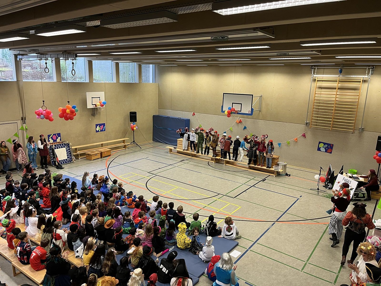 Karnevalsfeier in der Turnhalle mit Lehrer:innen und Elferrat