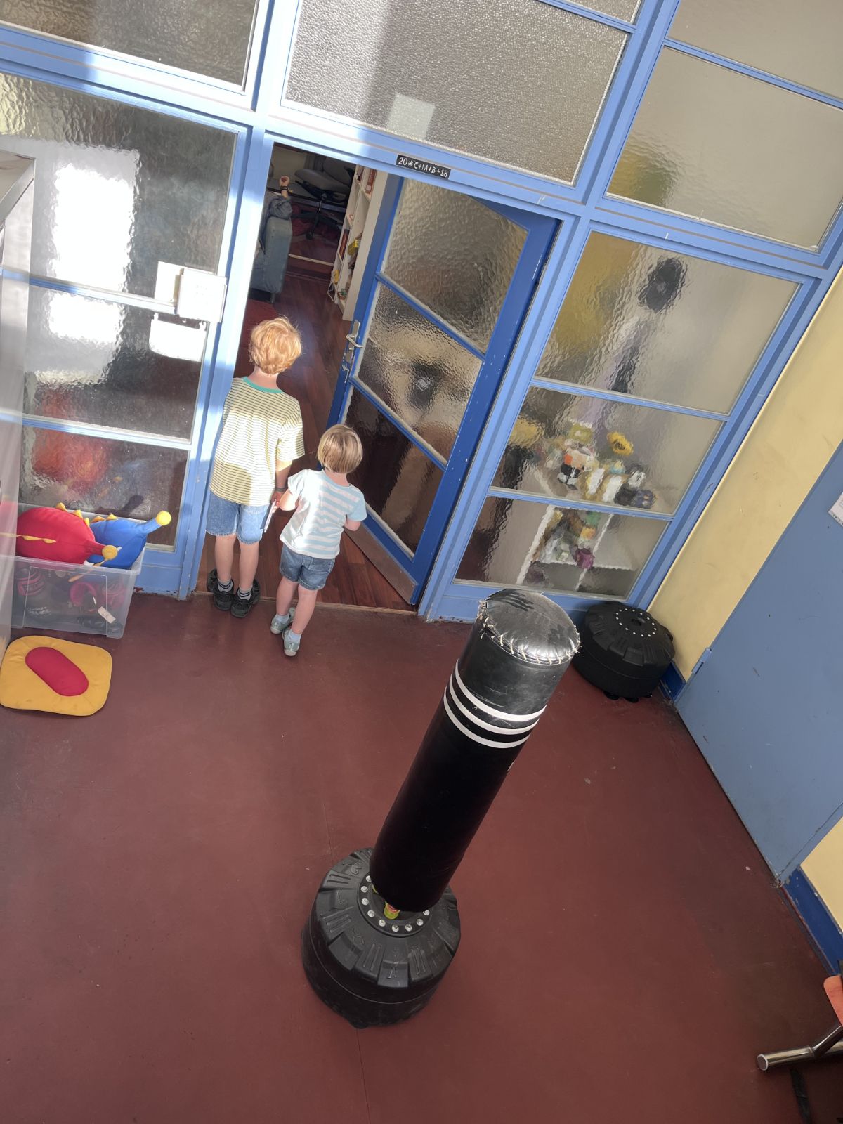 Zwei Kinder gehen zusammen durch das Schulhaus