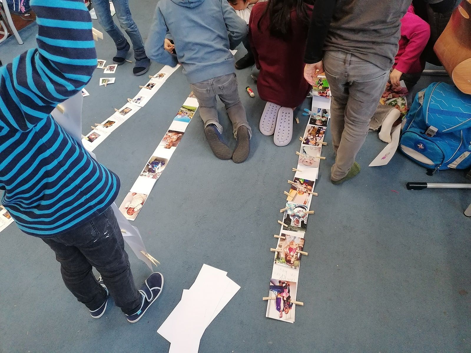 Mehrere Zeitleisten auf dem Boden im Klassenzimmer