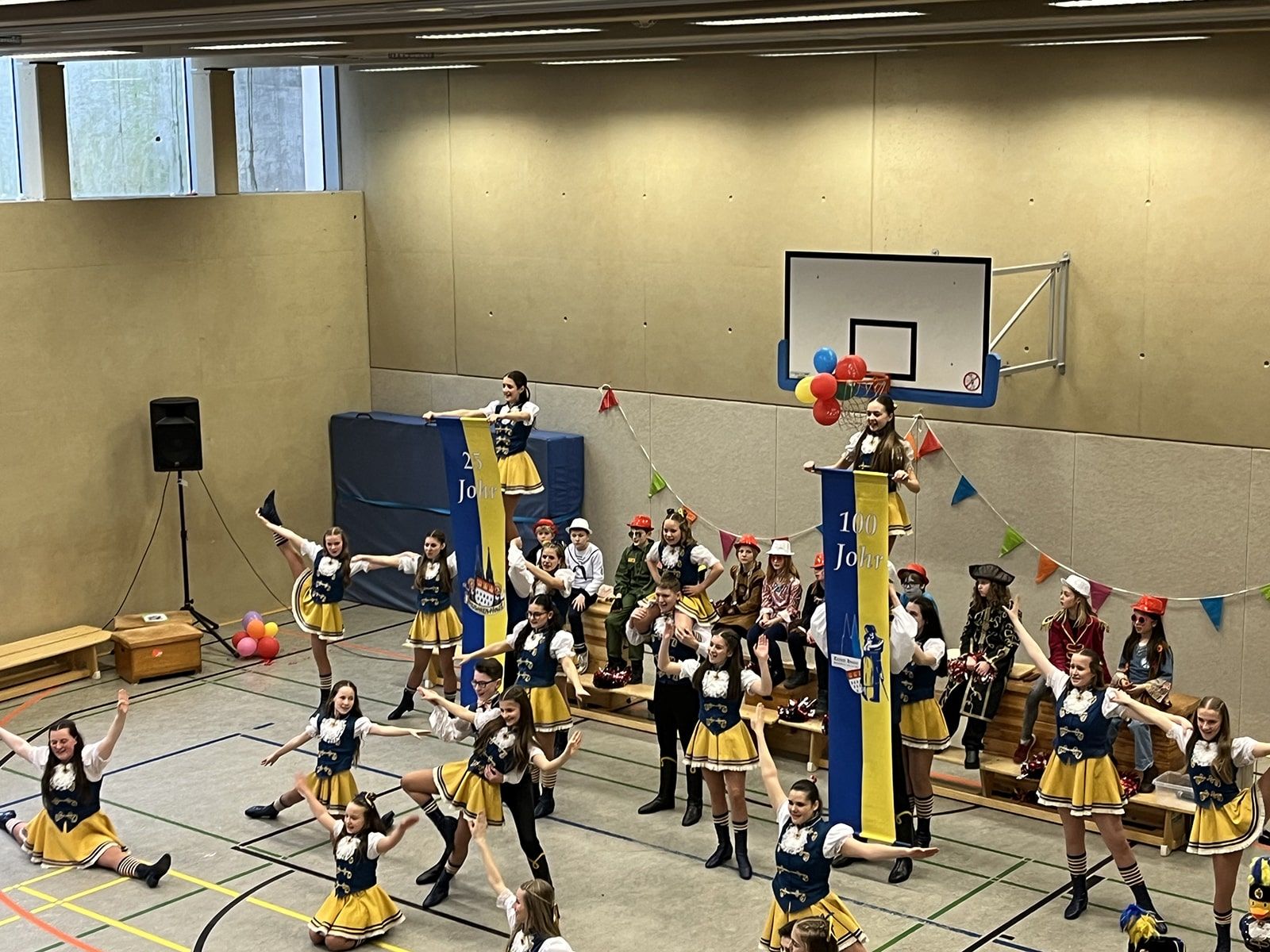 Tanzgruppe bei der Karnevalsfeier in der Turnhalle