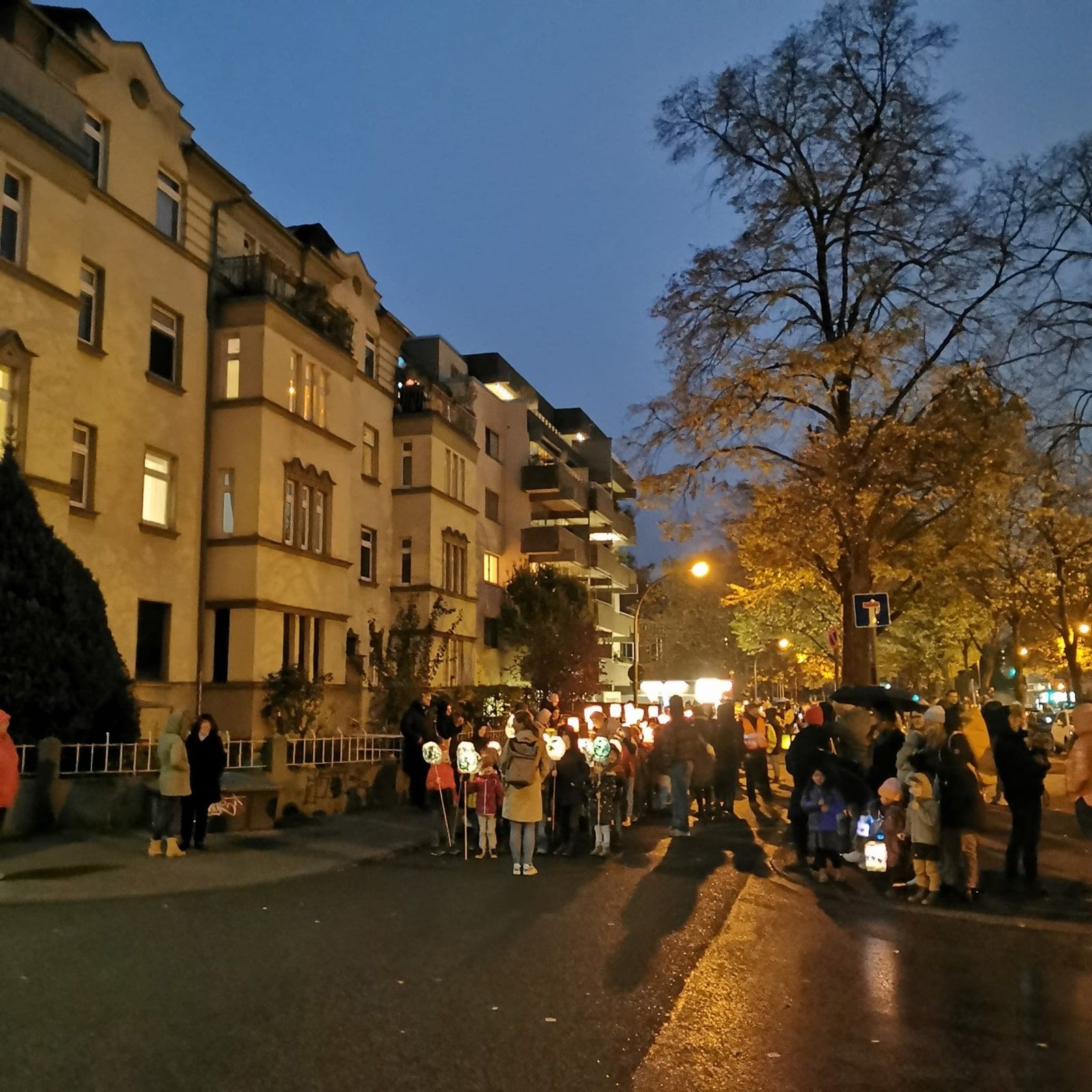 Sankt Martinszug der GGS Garthestraße: "Ich schwimme mit meiner Laterne!" - 1