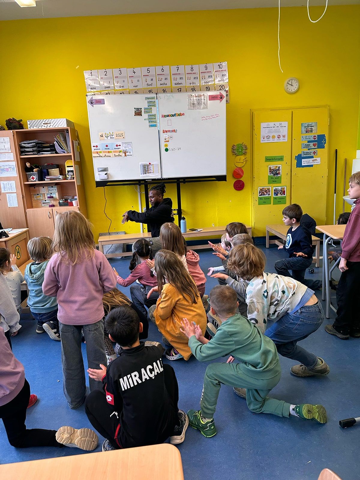 Kinder und Tänzer tanzen im Klassenraum